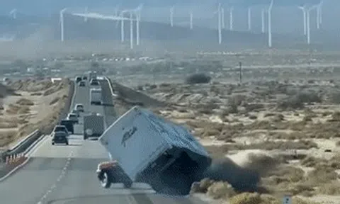 Xe bán tải kéo rơ moóc quá khổ, bị lật nhào trên đườngicon