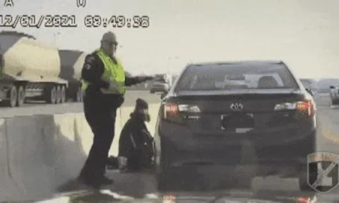 Tránh cú tông 'chí mạng', viên cảnh sát bật nhảy qua cả dải phân cáchicon