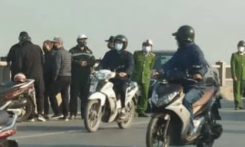Hà Nội: Người phụ nữ bỏ lại ô tô Camry, nhảy cầu Vĩnh Tuy tự tử