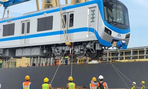 Cận cảnh bốc dỡ hai đoàn tàu Metro số 1 vừa cập cảng Khánh Hội