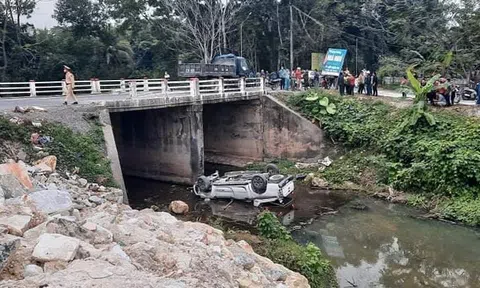 CLIP: Xe bán tải bất ngờ lao xuống kênh, 4 người nguy kịch