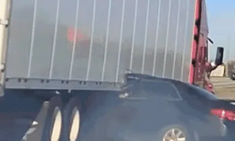 Honda Accord 'cắm đầu' trong gầm xe container, bị kéo lê trên cao tốcicon