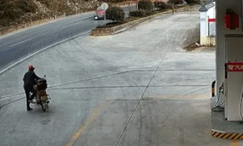 Ô tô con drift khó hiểu trước trạm xăng, 'bung mõm' sau khi va vào xe máyicon