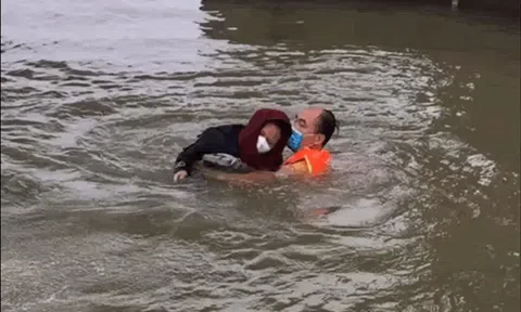 Đại úy CSGT lao xuống sông cứu cô gái nhảy cầu tự tử