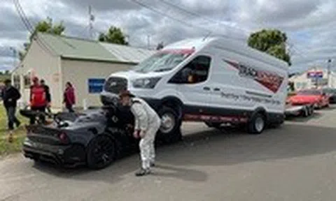 Siêu xe mới cóng bị xe van đội đầu ở tư thế khó hiểuicon