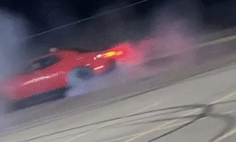 Drift khoe mẽ, xế cưng nổ lốp, rách toạc đuôi xeicon