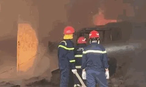 Cháy lớn đang bao trùm công ty gỗ ở Đồng Nai