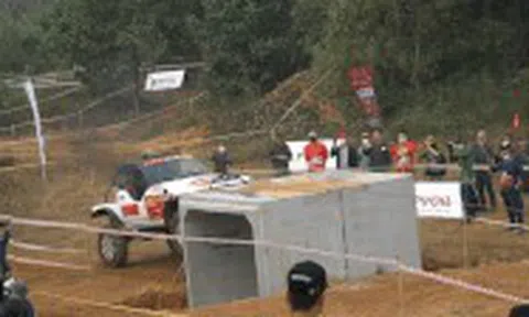 Tài xế Việt thể hiện kỹ năng lái xe qua cống hộp cao hơn 2 méticon