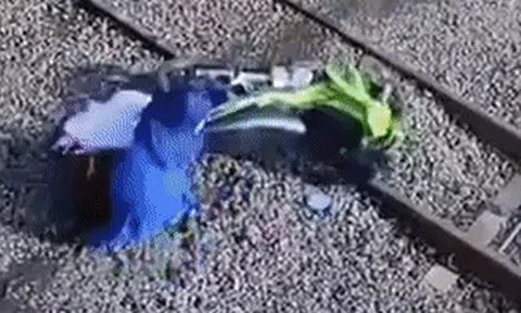 Cô gái vứt xe, kéo hai con nhỏ bỏ chạy chỉ 1 giây trước khi tàu hỏa lao quaicon