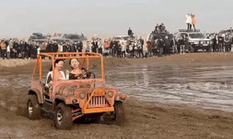 Hai cô gái trẻ bốc đồng off-road trên bùn và cái kết đáng hổ thẹnicon
