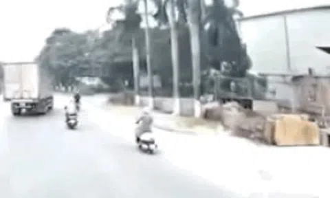 Một pha sang đường ẩu đến khó tin của xe tải, suýt lấy mạng người đi xe máyicon