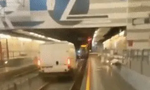 Tài xế xe van liều lĩnh chạy bon bon trên đường sắt tàu điện ngầmicon