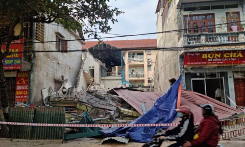 CLIP: Ngôi nhà 3 tầng bất ngờ đổ sập do hàng xóm đào móng nhà