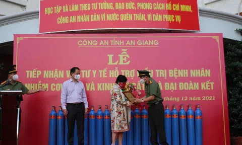 Đại tá Đinh Văn Nơi tiếp nhận 1.230 bình ôxy điều trị bệnh nhân Covid-19