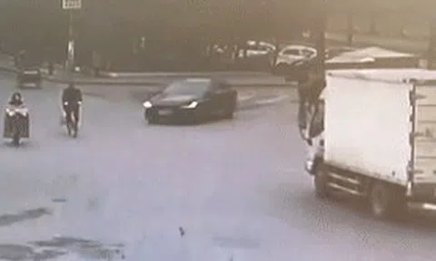 Bị ô tô tạt đầu, chú ngựa kéo xe 'phanh cứng' nhưng vẫn ngã đau điếngicon