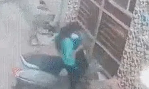 Quên thả tay ga, cô gái bốc đầu xe máy lộn ngược xuống đườngicon