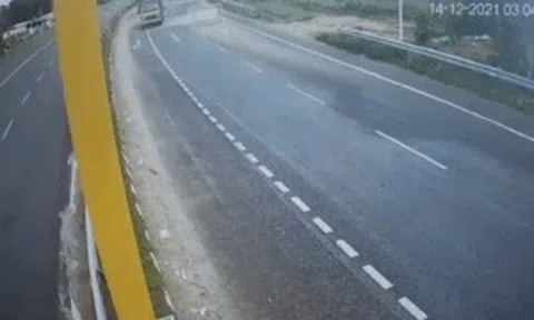 Xe tải bị 'hàng vật' đổ kềnh trên cao tốc do đánh lái quá gấpicon