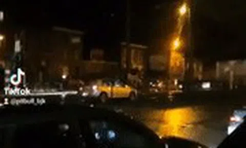 Kẹt giữa đường sắt, ô tô bị tàu húc bayicon