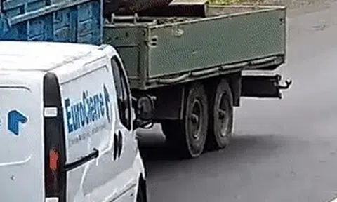 Lấn làn, xe van bị đâm nát đầu, tài xế thoát chết thần kỳicon