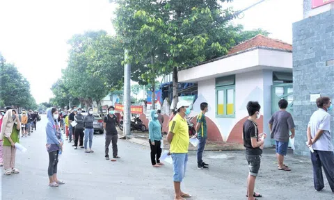 Vụ công nhân bị trừ lương do xét nghiệm COVID giá cao: Lỗi do ai?