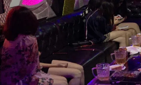 4 thanh niên bắt taxi vượt chốt kiểm dịch đi hát karaoke, bị phạt 60 triệu đồng