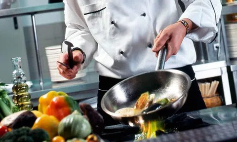 Vợ đòi mua chảo chống dính đắt tiền, tôi bốc điện thoại hỏi ngay đầu bếp chuyên nghiệp