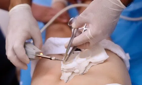 Bé trai 9 tuổi bị đứt lìa dương vật trong lúc ở nhà phụ giúp bố mẹ