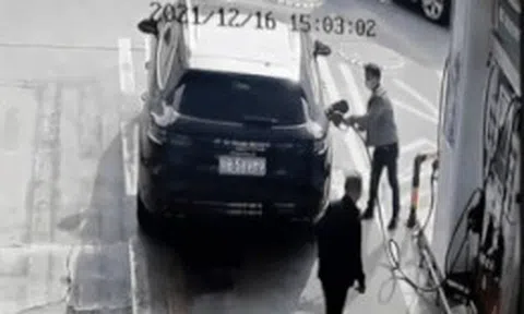 Xe Porsche bị phóng hoả khi đang đổ xăng, nữ tài xế nhanh chân thoát nạnicon