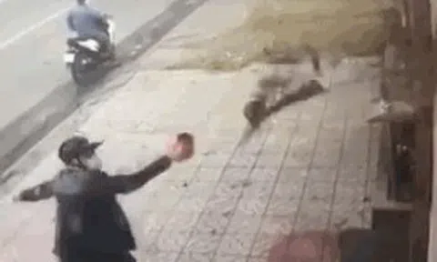 CLIP: Giữa ban ngày, 2 người đàn ông ngang nhiên tạt sơn vào một cửa hàng