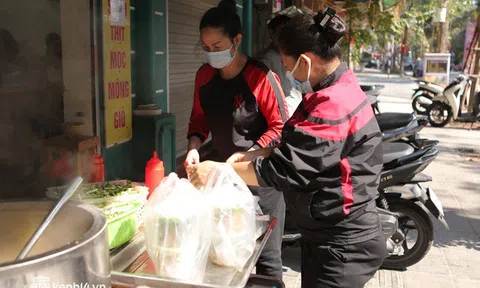 Hà Nội: Nhiều hộ kinh doanh ăn uống tại quận Hai Bà Trưng chủ động "chỉ bán mang về" trước giờ quy định