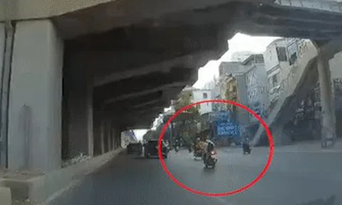 Bị xe máy tạt đầu, cô gái trẻ ngã sõng soài ngay trước mũi ô tôicon