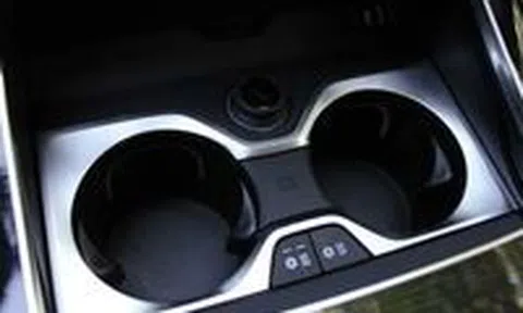 Hãng xe BMW bị kiện tập thể vì thiết kế khay chứa cốc bị ngấm nướcicon
