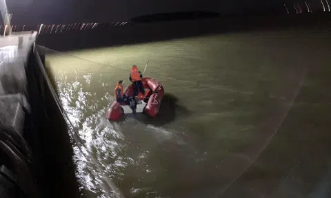 Cảnh sát xuyên đêm tìm kiếm cô gái 18 tuổi mất tích dưới chân cầu Bến Thủy