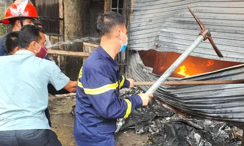 Giải cứu 2 người thoát khỏi vụ cháy nhà kinh hoàng ở thành phố Vinh