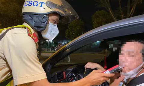 Người đàn ông chở vợ và hai con nhỏ "cố thủ" trong ôtô ở TP Thủ Đức