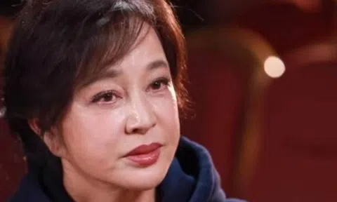 Lưu Hiểu Khánh lộ gương mặt đơ cứng, thiếu tự nhiên