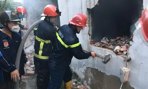 Nhà kho ở TPHCM bốc cháy ngùn ngụt lúc rạng sáng