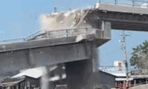 CLIP: Cây cầu hơn 54 tỉ đồng mới hoàn thành bất ngờ gãy đôi