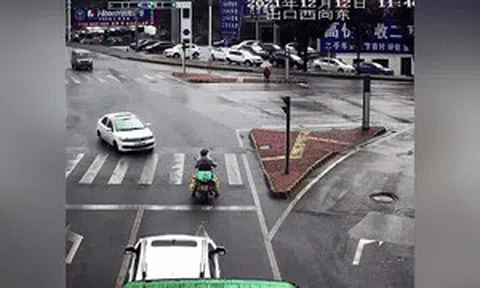 Ô tô trượt dài trên đường 'hạ gục' xe máy đang chờ đèn đỏicon