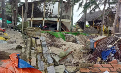 Sóng 'xé toạc' bờ biển Cửa Đại, dãy nhà hàng có nguy cơ bị 'nuốt chửng'