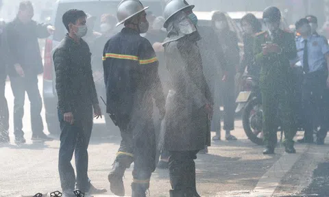 Hà Nội: Cháy lớn nhà 2 tầng rồi lan sang chi nhánh ngân hàng trên phố Tôn Đức Thắng, cảnh sát phá kính dập lửa