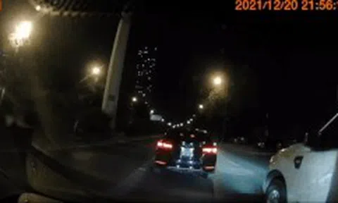 Xe bán tải giành làn đường bất chấp trên phố Hà Nộiicon