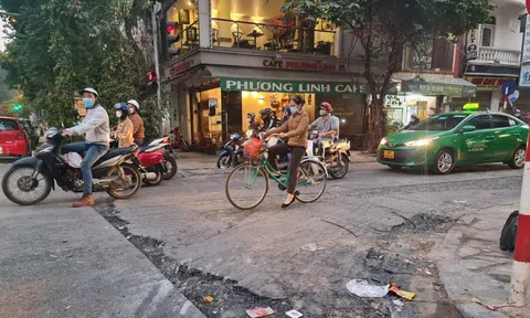 Cận cảnh nhiều tuyến phố cổ Hà Nội bị xới tung dịp cuối năm