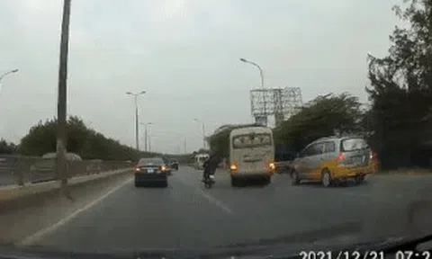 Xe taxi vượt như 'rắn săn mồi' trên đường phố Hà Nộiicon