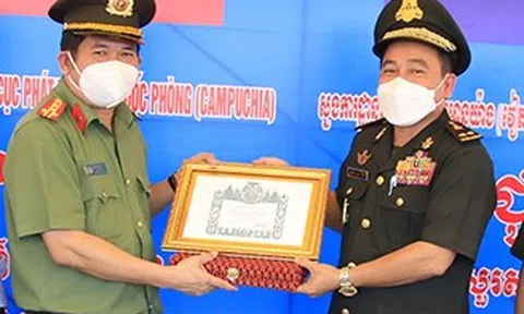 Đại tá Đinh Văn Nơi được Quốc vương Campuchia tặng huân chương