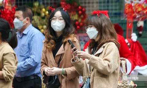 Giới trẻ tranh thủ đi chơi Noel trước giờ cấm đường