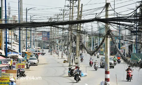 Hàng trăm cột điện bị "bỏ quên" giữa đường ở Sài Gòn, người dân "nín thở" luồn lách