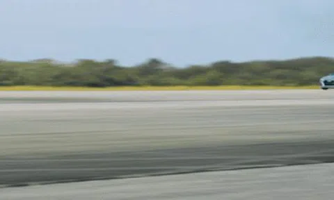 Tài xế chạy ô tô chở cây thông Noel với tốc độ 294 km/hicon