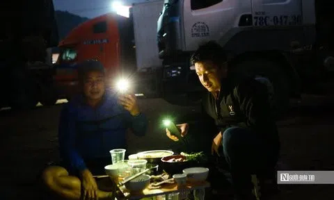 Hàng ngàn tài xế vạ vật ăn cơm, chờ thông quan tại cửa khẩu Lạng Sơn