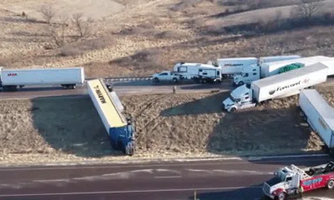 Cảnh hỗn loạn hơn 40 ô tô lớn nhỏ đâm liên hoàn trên cao tốcicon